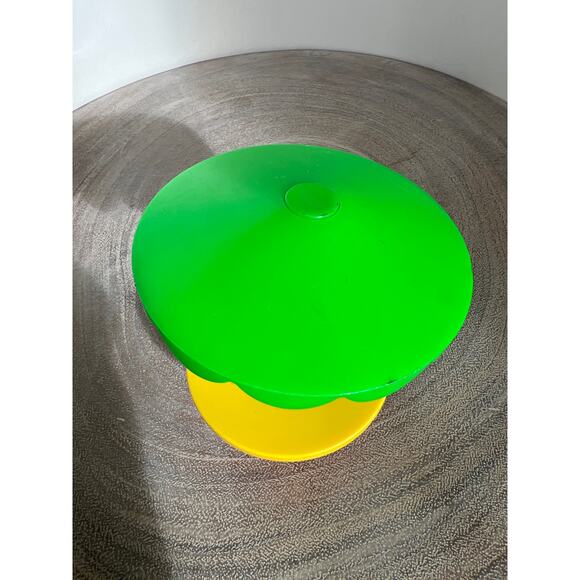 Fisher-Price Original Little People #997 Family Village- Round Table W/ Umbrella - Picture 3 of 5